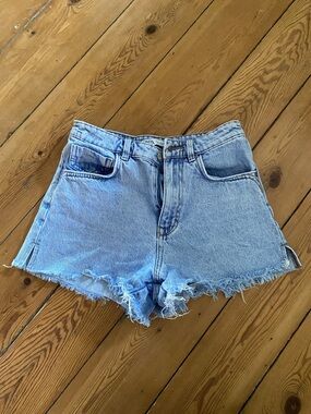 Zara Light Wash Frayed Hem Denim Shorts